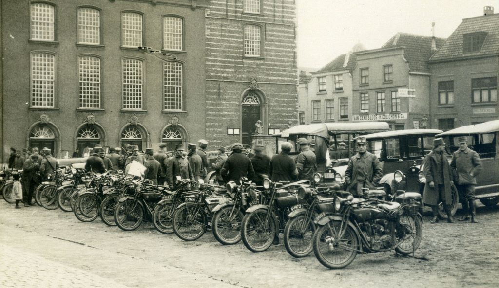 K-184, Buick touring taxi van P. Louisse uit Kapelle, tijdens een oefening op 31-1-1923, Grote Markt te Goes, vrijwillige landstorm, afd. Zeeland.
Bron: collectie Nationaal Militair Museum, foto nr. 00148590, via Jeroen Punt, conservator collecties.
